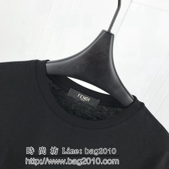 FENDI芬迪 x FLE19早春聯名款 口袋印花 黑色短袖 簡約的一款短T 高版本男女同款 ydi2538